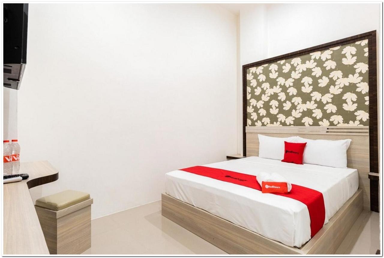 Reddoorz Plus @ Centrium Katamso מדאן מראה חיצוני תמונה