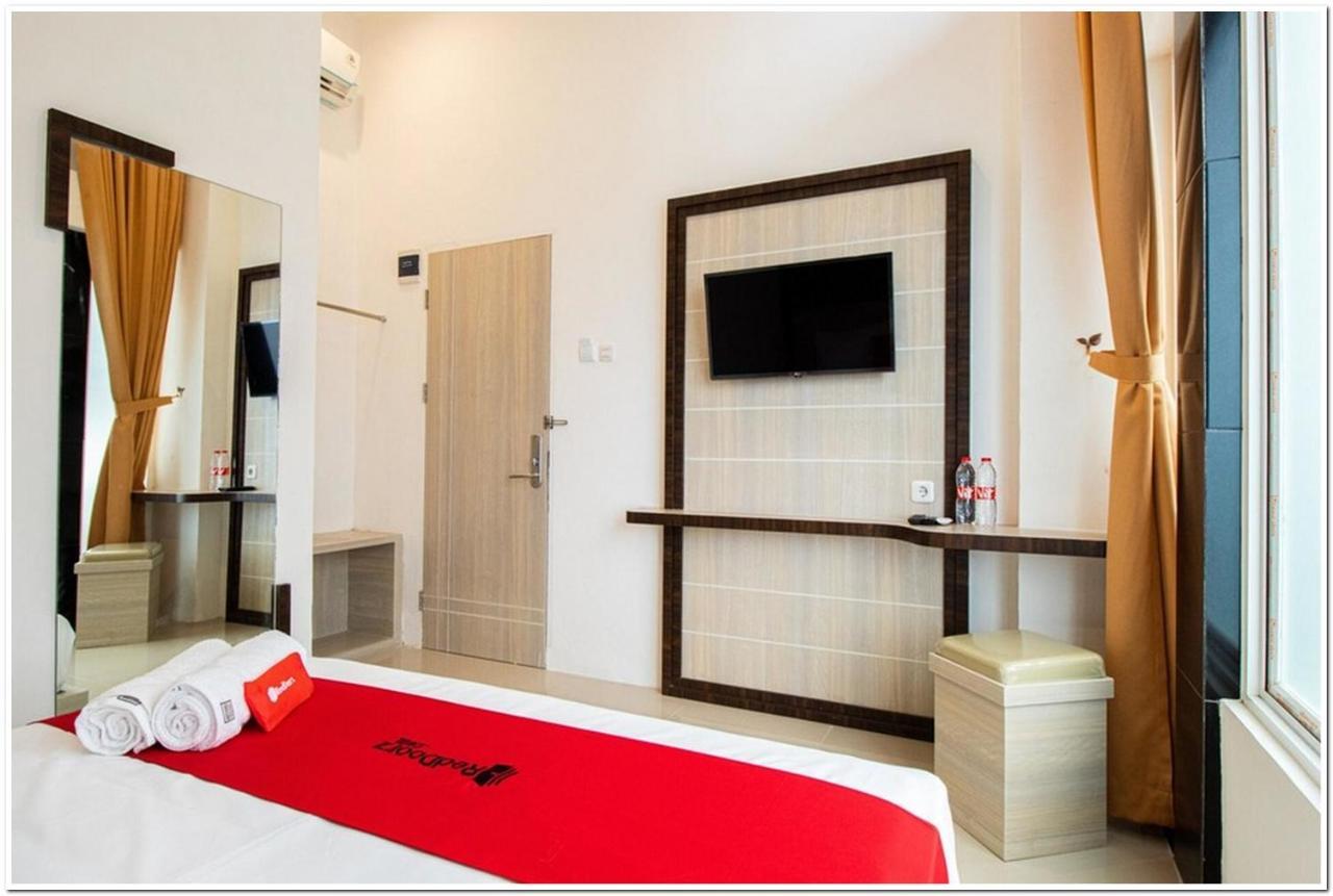 Reddoorz Plus @ Centrium Katamso מדאן מראה חיצוני תמונה