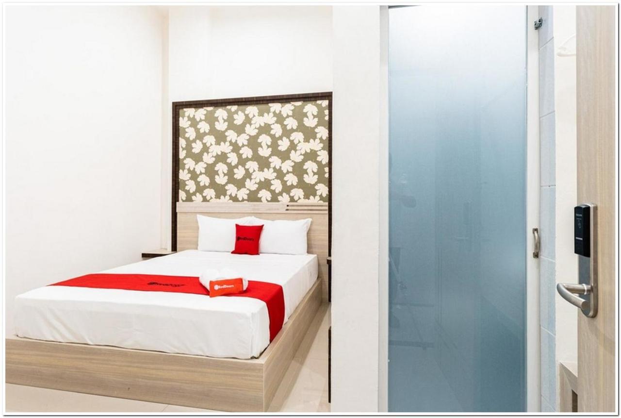 Reddoorz Plus @ Centrium Katamso מדאן מראה חיצוני תמונה